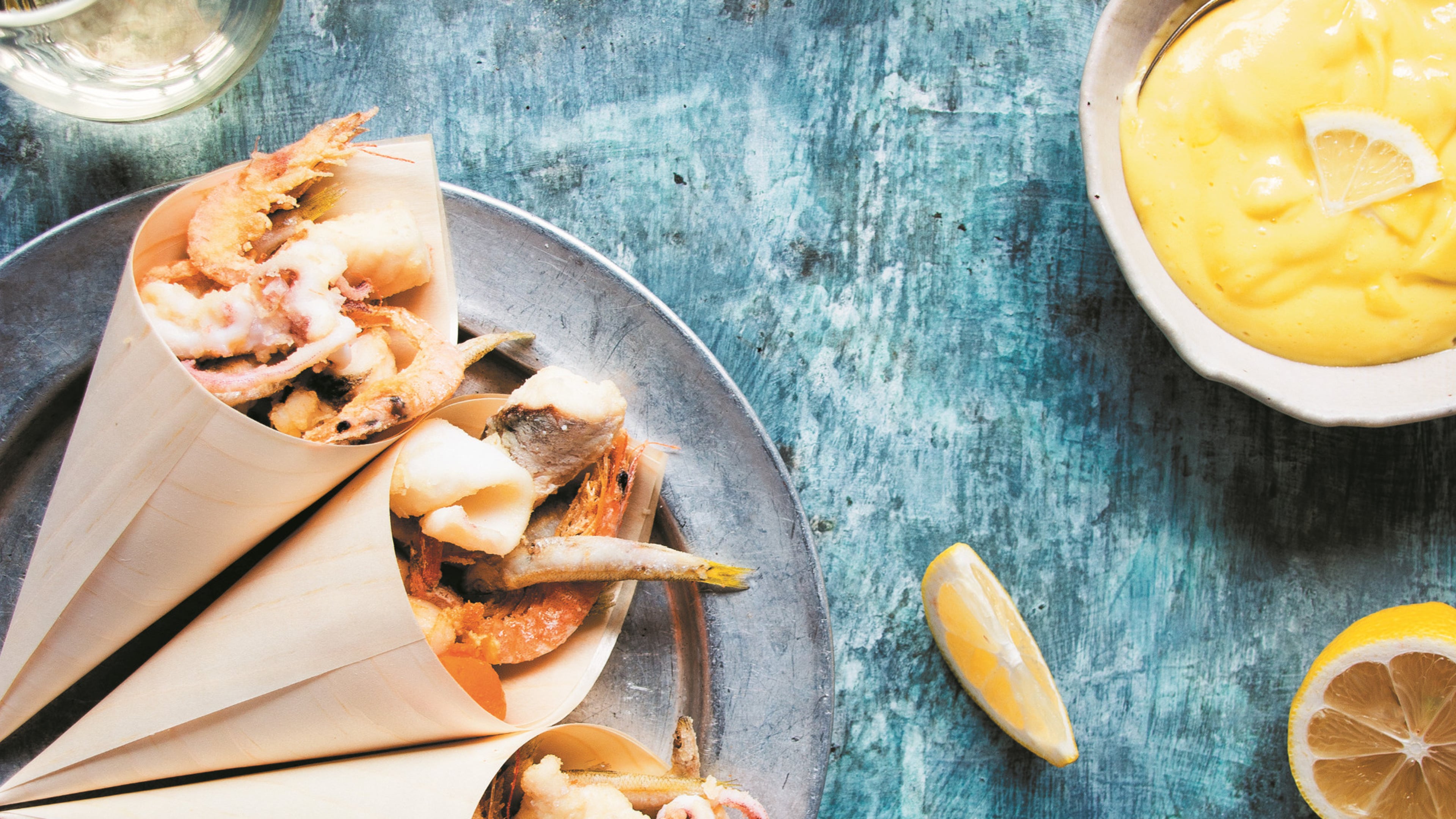 Smullen van vis in een puntzak: fritto misto di pesce in cono